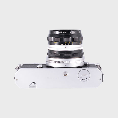 Nikon Nikkormat FT2 Reflex 35mm argentique avec objectif 28mm f3.5