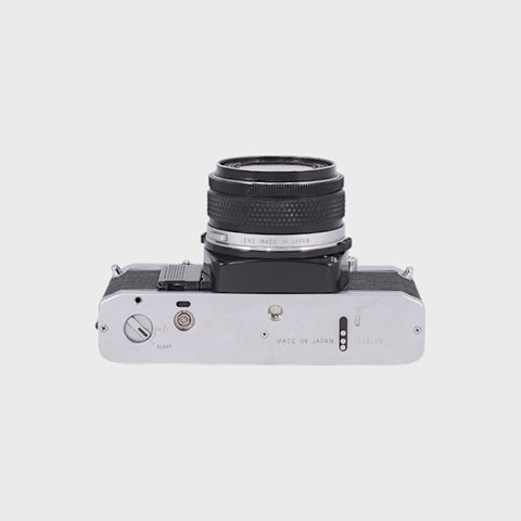 Olympus OM-30 Reflex 35mm argentique avec objectif 28mm f3.5