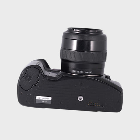 Minolta Dynax 700si 35mm SLR film camera with 35-70mm 3.5-4.5 zoom lens