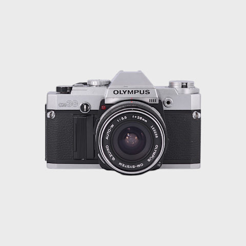 Olympus OM-30 Reflex 35mm argentique avec objectif 28mm f3.5