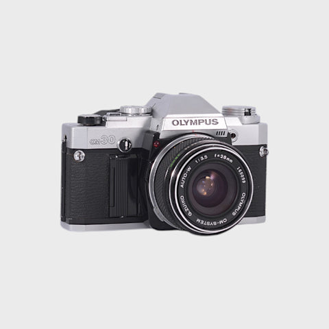 Olympus OM-30 Reflex 35mm argentique avec objectif 28mm f3.5