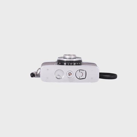 Olympus Pen EE Appareil photo 35 mm à demi-trame avec 28 mm f3.5 objectif