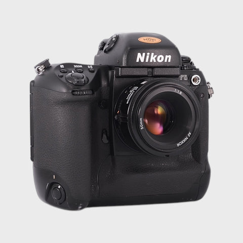 Nikon F5 Reflex 35mm argentique avec 50mm f1.8 objectif